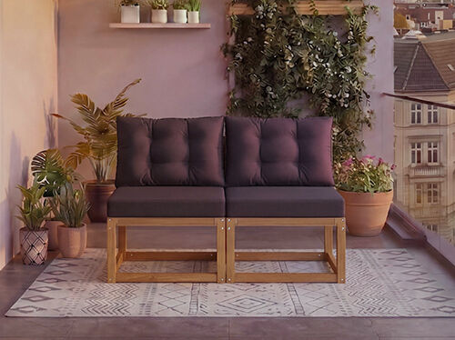 Kaheistmeline modulaarne puidust diivan tumehallide patjadega r&otilde;dul, mida &uuml;mbritsevad potililled ja linna vaade taustal