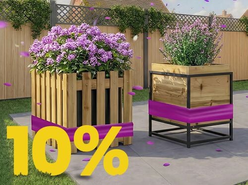Puidust lillekastid &otilde;itsvate lillade lilledega p&auml;ikeselisel terrassil, 10% kevadkampaania b&auml;nneriga.