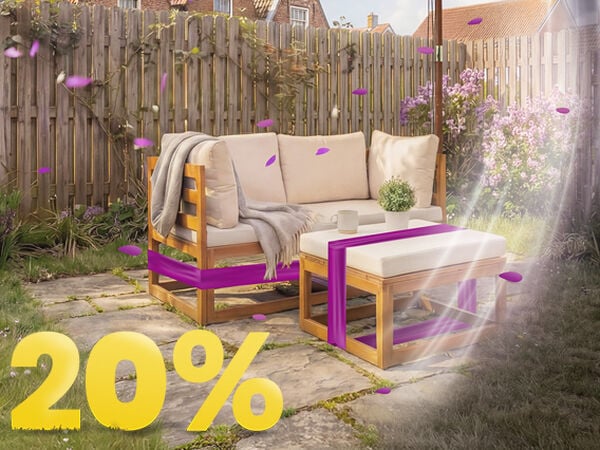 Puidust aediivan beežide patjade ja lauaga p&auml;ikeselisel terrassil, lillede ja aiaga, 20% kevadkampaania b&auml;nneriga.