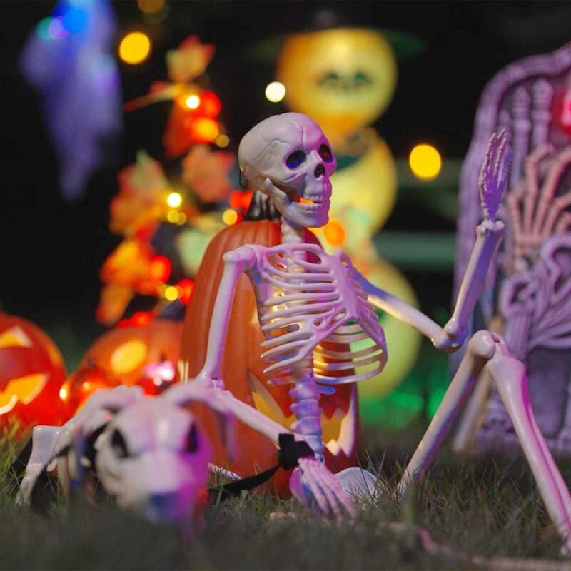Valge Halloweeni skeletidekoratsiooni komplekt õues välja pandud