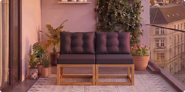 Kaheistmeline modulaarne puidust diivan tumehallide patjadega rõdul, mida ümbritsevad potililled ja linna vaade taustal