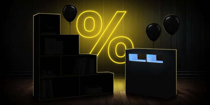  Mustad moodulriiulid mustade õhupallidega heleda kollase protsendimärgi ees tumedal puitpõrandal.