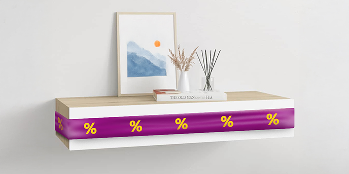 Stiilselt sisustatud toas on valge seinariiul, millel on lilla lint ja allahindluse sümbolid. Kliki, et näha kampaaniatooteid.