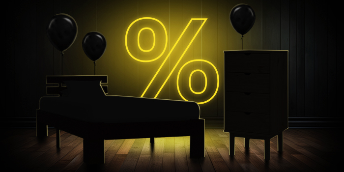  Must voodi ja kummut mustade õhupallidega heleda kollase protsendimärgi ees tumedal puitpõrandal.