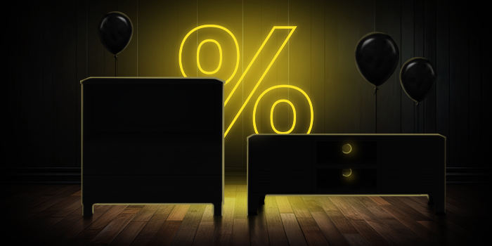  Must kummut ja telerikapp mustade õhupallidega heleda kollase protsendimärgi ees tumedal puitpõrandal.