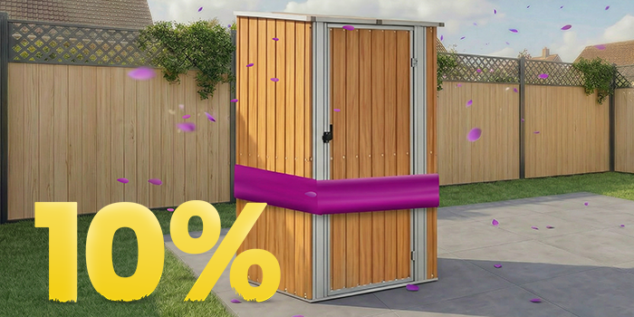 Puidust aiakuur varikatuse all päikeselisel terrassil, lillede ja aiaga, 10% kevadkampaania bänneriga.