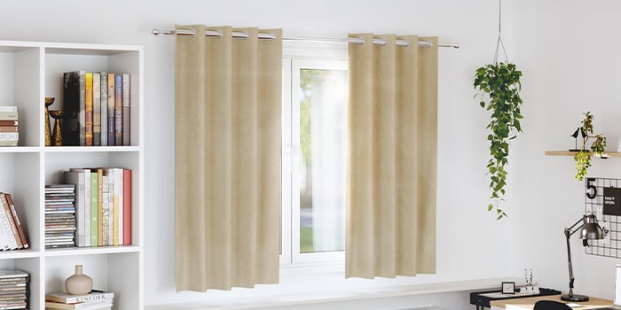 Beežid kardinad, mis pehmendavad kodukontoris valgust. Klõpsa, et näha kogu kollektsiooni.